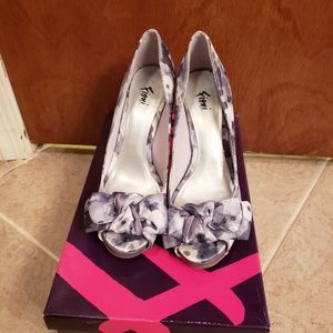 Size 5 Watercolor grey floral peeptoes